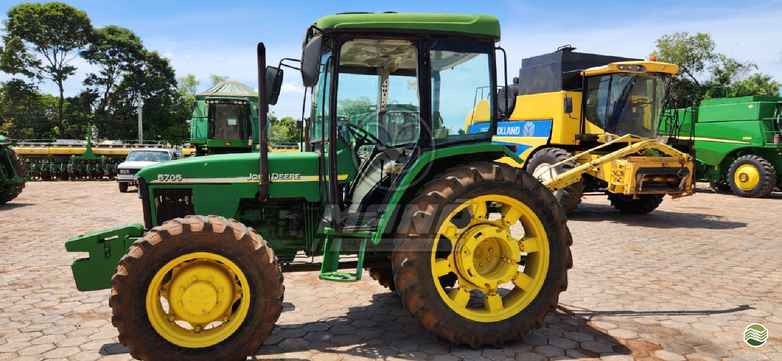 TRATOR JOHN DEERE JOHN DEERE 5705 Tração 4x4 Mana Máquinas RIBEIRAO PRETO SÃO PAULO SP